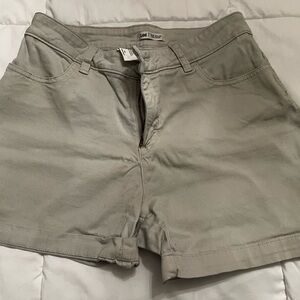 Lee Women's 8 medium Light Khaki Tan Jean Shorts just below the waist